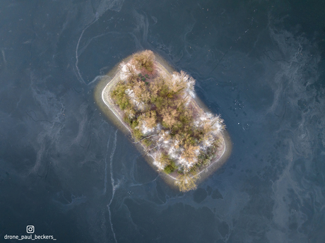 Het verborgen eilandje van de Ooijpolder, omringd door het krakende ijs 🥰 Dronefotografie: Paul Beckers