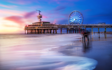 Pier van Scheveningen tijdens zonsondergang