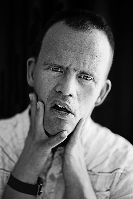 D E . V E R W O N D E R I N G. - - - foto door wendyhereijgers op 05-04-2016 - deze foto bevat: man, portret, daglicht, canon, ogen, zwartwit, closeup