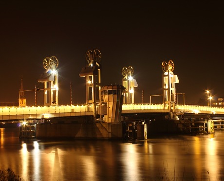 Stadsbrug kampen in de avond