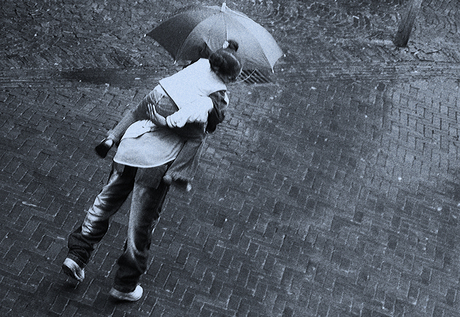 Dochter en vader in de regen