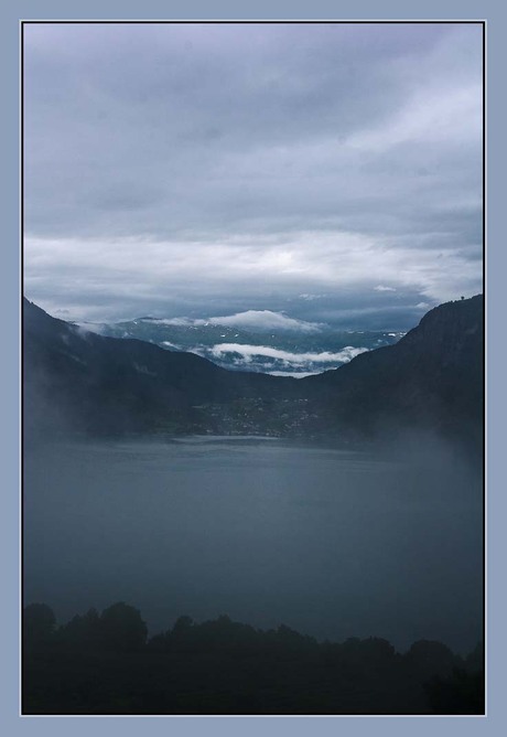 Mist in het fjord