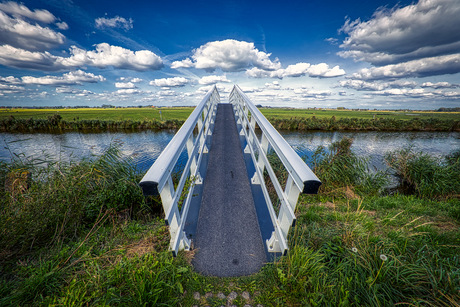 fietsbrug in de polder