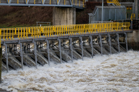 De stuw met hoogwater 