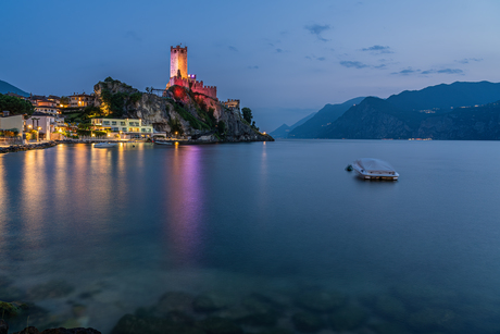 Het kasteel van Malcesine in het blauwe uur