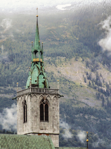De klokkentoren van de De parochiekerk van de Tenhemelopneming van Maria (2007)