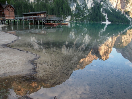 Weerspiegeling van de bergen in Lago di Braies