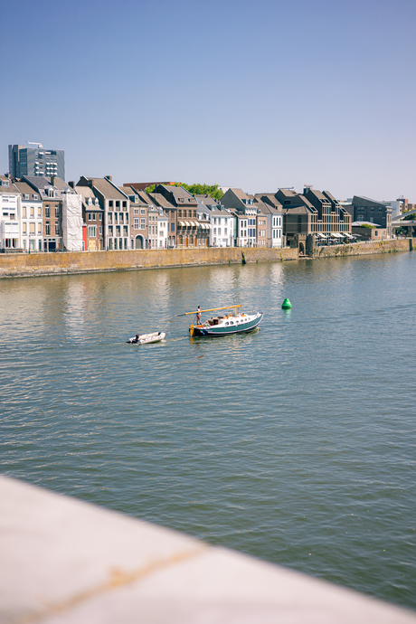 Boot op rivier in Maastricht