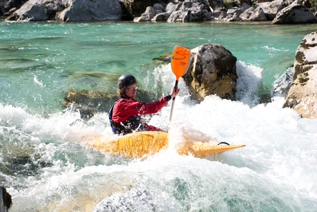 Kayaker in verval slalombaan Trnovo (SI)