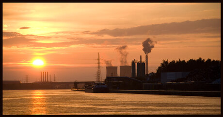 Industrie bij zonsondergang
