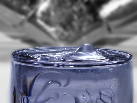 een glaasje water met een druppeltje