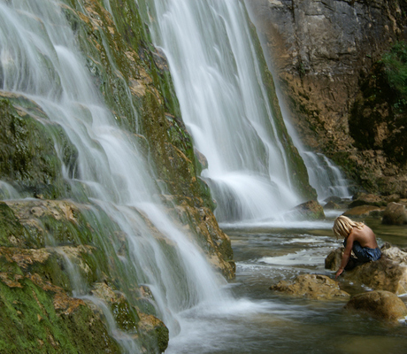 Meisje aan waterval