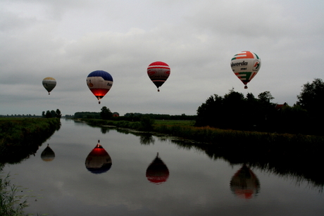 Ballonnen boven of in het water?