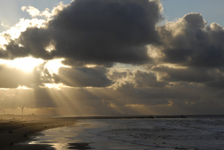 Dreigende lucht Scheveningse strand