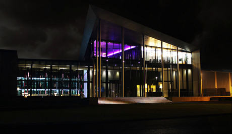 gebouw met neon licht