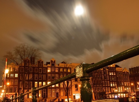 Beweging in de wolken op de magere brug