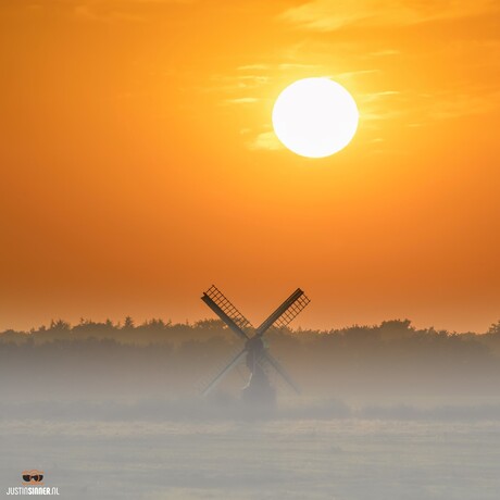 Molen in de mist.