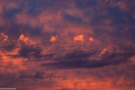 zonsondergang met veel wolken