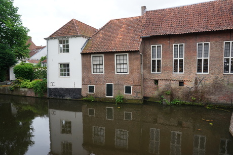 Gebouwen langs het water