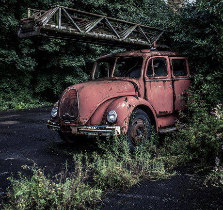 urbex/ red fire truck