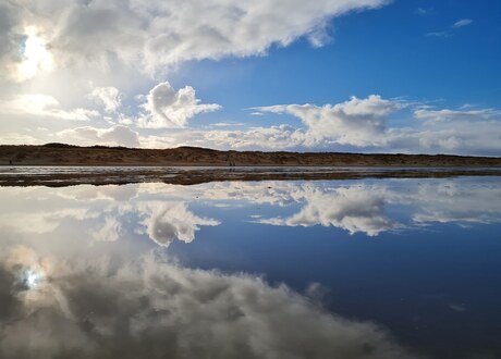 Reflectie aan zee