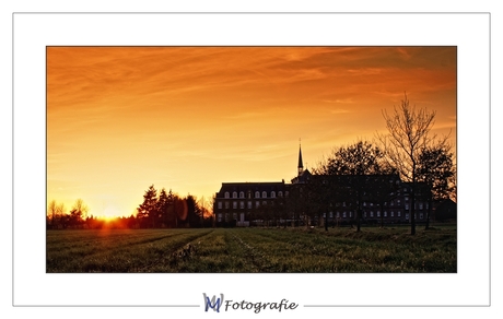 Klooster bij avondrood