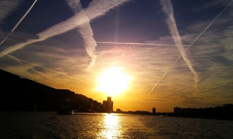 Chemtrails bij zonsondergang