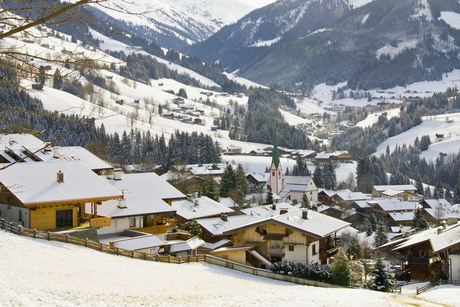 Het dorp Alpbach in de winter