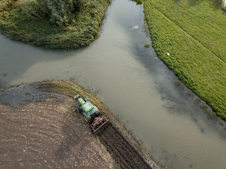 Ploegen in West-Friese klei