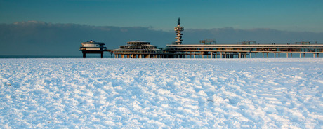 Pier in sneeuw