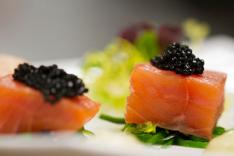 Zalm op zeewiersalade met kaviaar