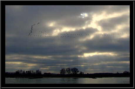 Boven de rivier