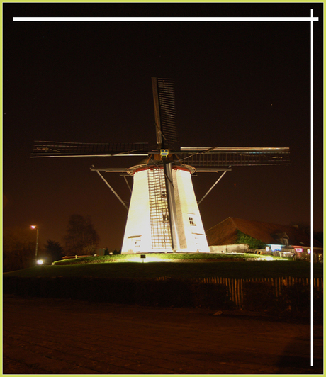 witte molen bij nacht