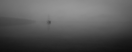 Zeilboot in de Mist