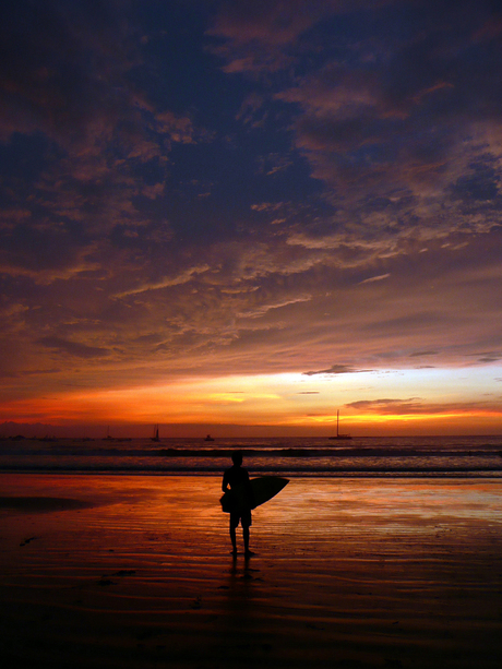 surfer bekijkt de zonsondergang in costa rica