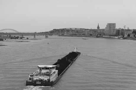 Boot nadert Nijmegen