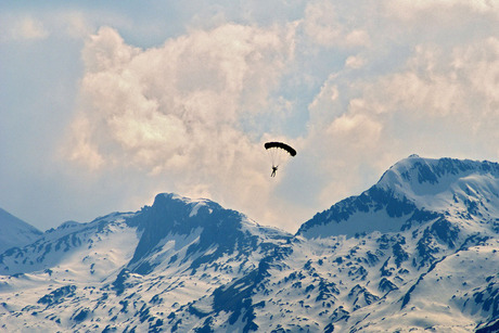 parachute in de bergen