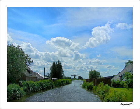 Molen en stapel(s)wolken