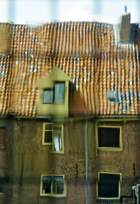 Huisjes door oud raam