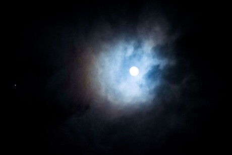 Zie de maan schijnt door de wolken