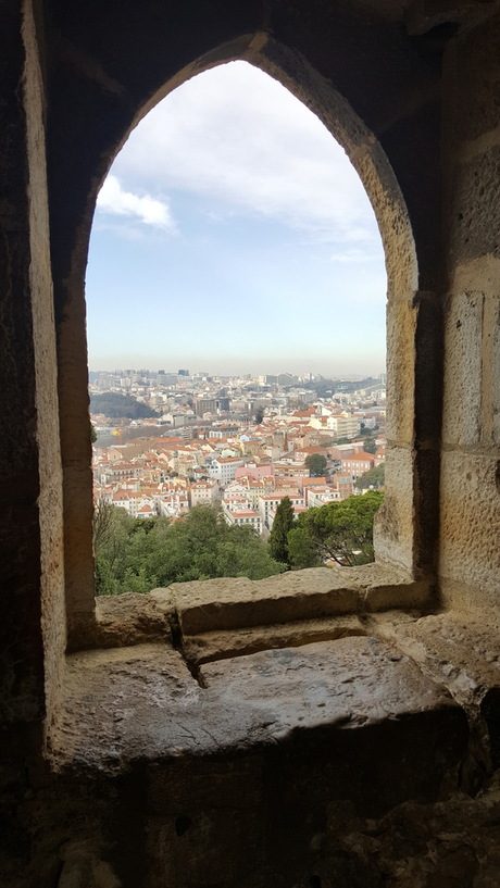 Lissabon vanuit een kasteelraam