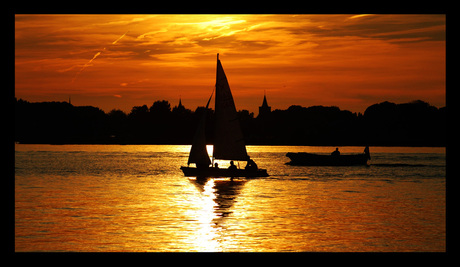 Zeilen in de avondzon