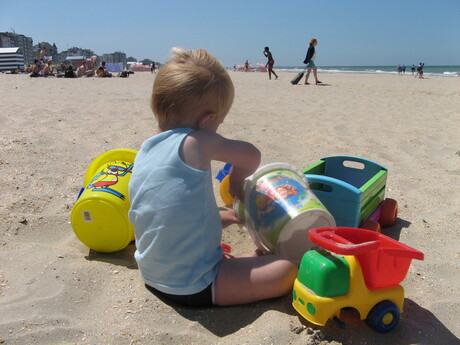 Spelend kind op het strand.