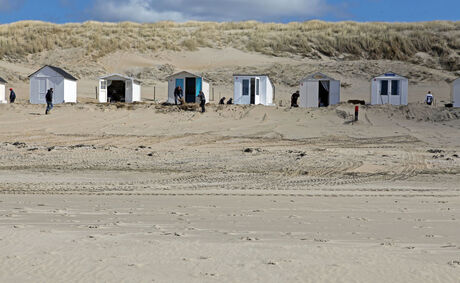 Drukte bij de strandhuisjes