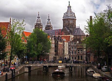 Sint Nicolaaskerk met Amsterdamse grachten.jpg