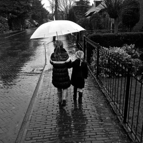 Samen door de regen