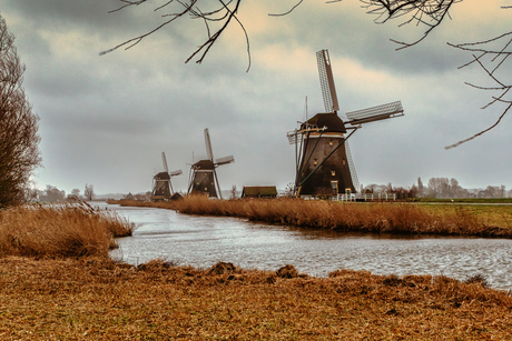 Molens Driemanspolder voor de Storm