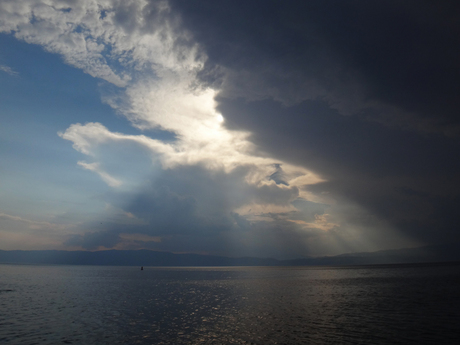 Bewolkt boven het meer van Ohrid, Macedonië