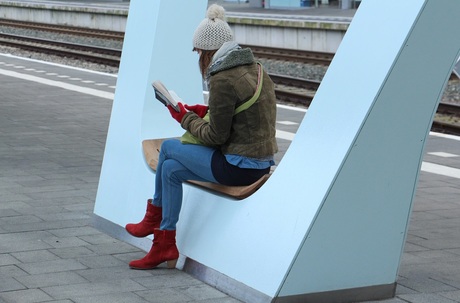 Jongedame afwachtend en lezend station Arnhem