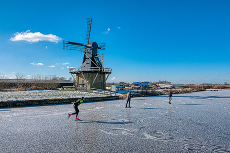 Schaatsen bij de molen